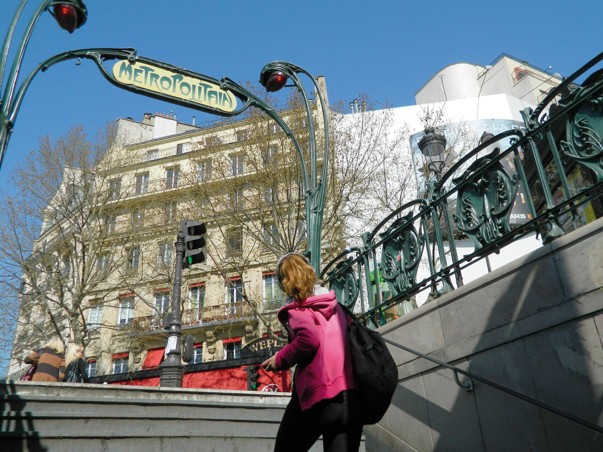 Karol dans le métro, Place Clichy