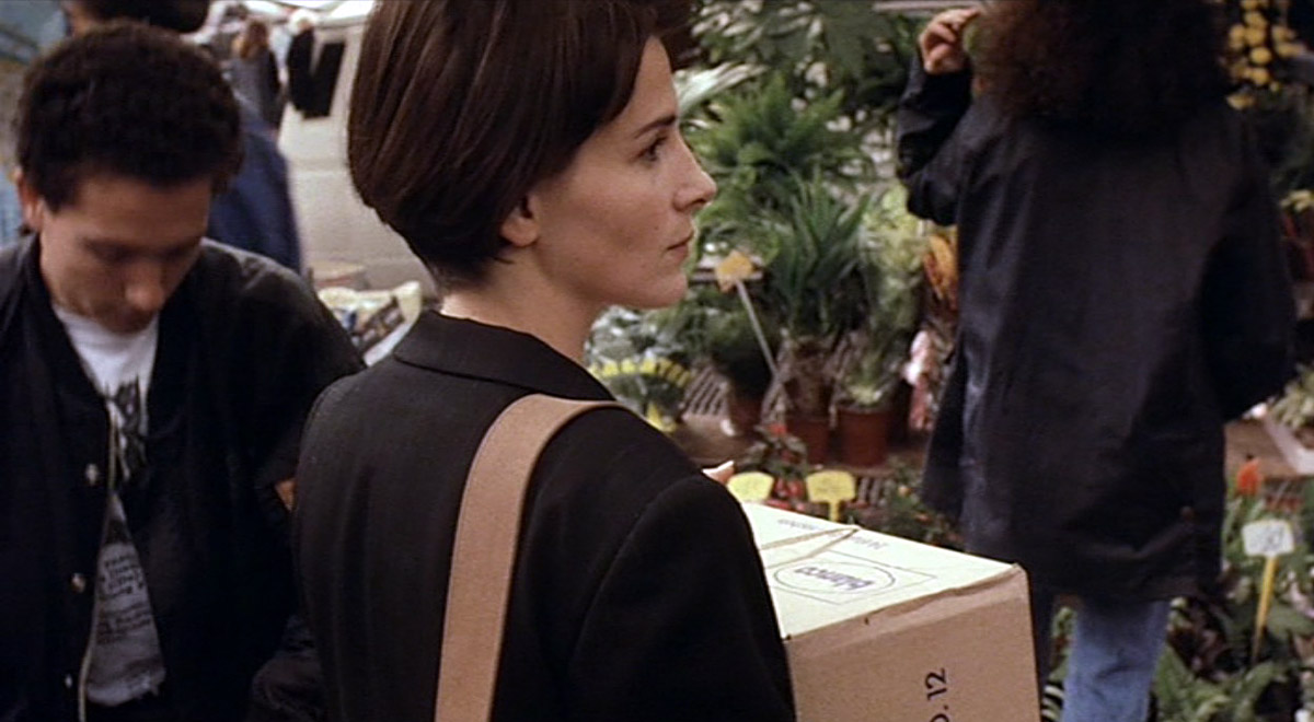 Film Bleu : Julie a pour seul bagage un carton