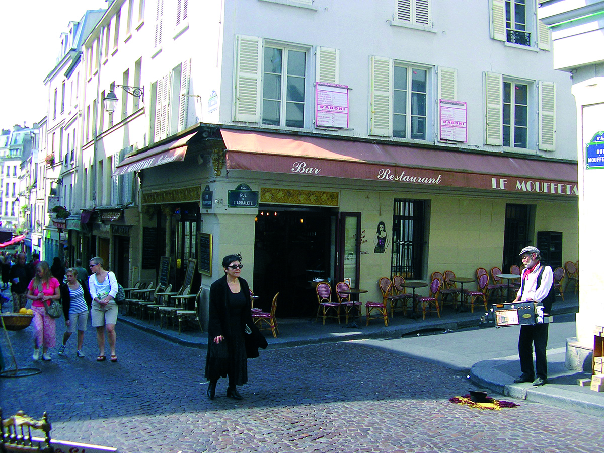 Devant le café Mouffetard