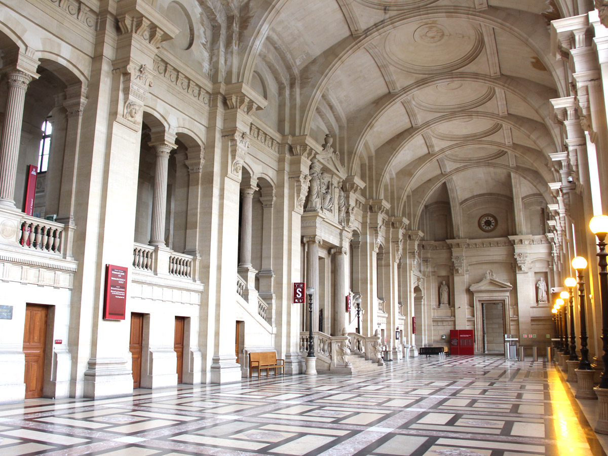 Devant le Palais de Justice