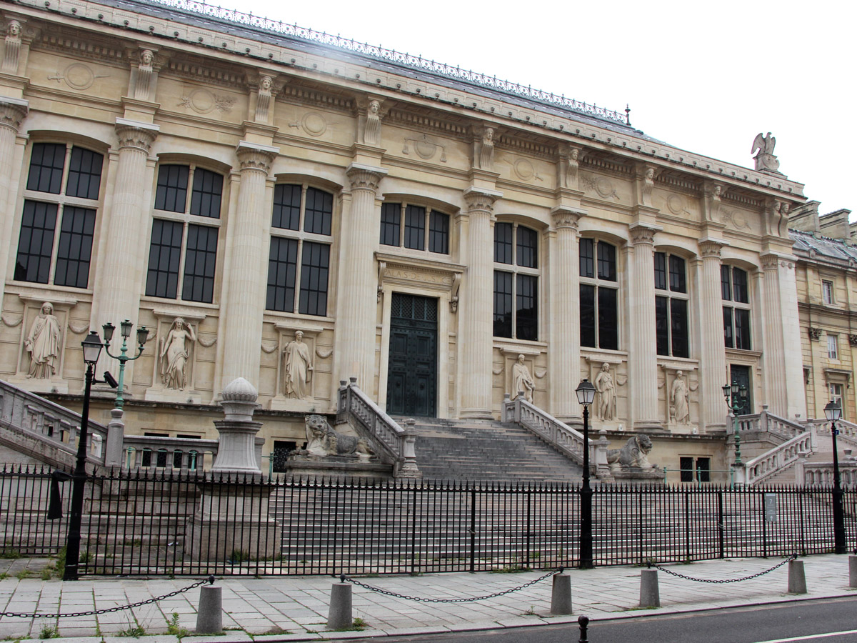 Derrière… le Palais de Justice